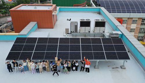 한화 '맑은학교 만들기' 참가 학교 모집(서울=연합뉴스) 지난 5월 거제 상동초등학교 학생들이 '맑은학교 만들기'를 통해 건물 옥상에 설치된 태양광 설비를 살펴보며 손을 흔들고 있다. 2024.10.14 [한화그룹 제공. 재판매 및 DB 금지]