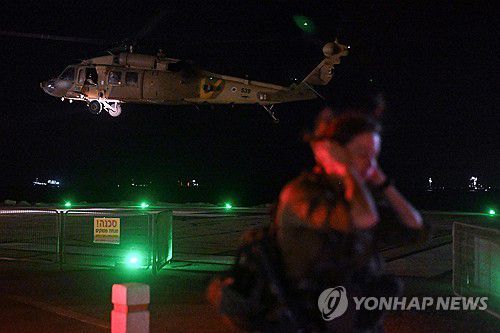 이스라엘군 헬기(로이터=연합뉴스) 13일(현지시간) 이스라엘군 헬기가 빈야미나 기지 부상병들을 이송하고 있다. 2024.10.14 dk@yna.co.kr