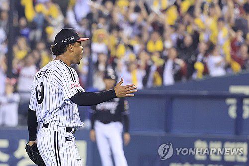 승리 지킨 에르난데스(서울=연합뉴스) 신현우 기자 = 11일 서울 잠실야구장에서 열린 2024 신한 SOL뱅크 KBO 포스트시즌 준플레이오프 5차전 kt wiz와 LG 트윈스의 경기. LG가 4-1로 승리하며 플레이오프에 진출한 뒤 마무리투수 에르난데스가 기뻐하고 있다. 2024.10.11 nowwego@yna.co.kr