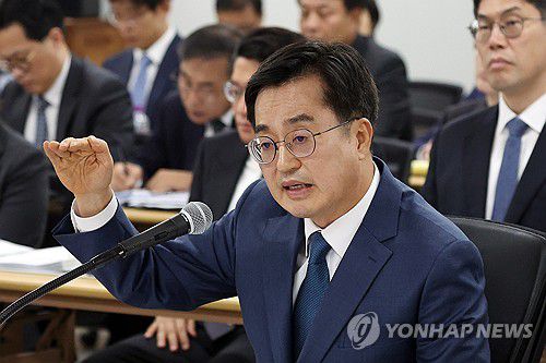 국정감사 출석한 김동연 경기도지사(수원=연합뉴스) 권준우 기자 = 14일 경기 수원시 영통구 경기도청에서 열린 국회 행정안전위원회의 경기도에 대한 국정감사에서 김동연 경기도지사가 질의에 답변하고 있다. 2024.10.14 stop@yna.co.kr