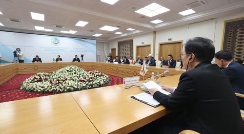 한-중앙아 국회의장 회의에 참석한 우원식 국회의장우원식 국회의장이 한-중앙아 국회의장 회의 특별세션에서 발언을 경청하고 있다. [국회의장실 제공]