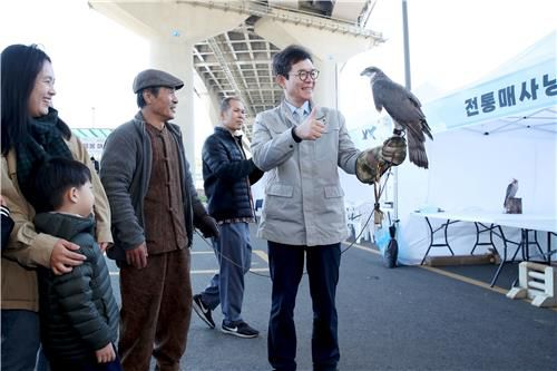 지난해 응봉 매사냥 축제에 참석한 정원오 성동구청장[성동구 제공. 재판매 및 DB 금지]