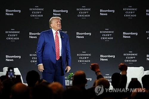 시카고 경제클럽 대담 참석한 트럼프[로이터=연합뉴스]