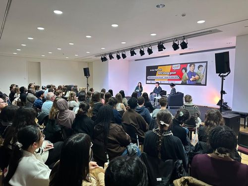 '지금 우리 학교는' 주동근 작가, 벨기에서 '아티스트 토크'(브뤼셀=연합뉴스) 정빛나 특파원 = 웹툰 '지금 우리 학교는'의 주동근 작가가 15일(현지시간) 주벨기에 한국문화원에서 열린 '아티스트 토크'에서 발언하고 있다. 2024.10.15 shine@yna.co.kr