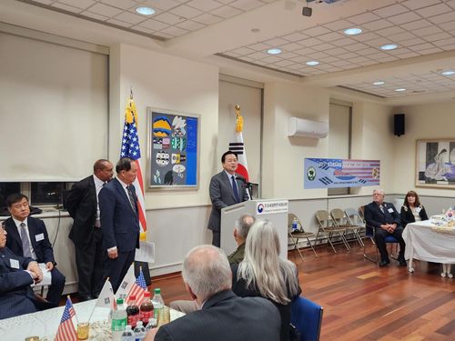 축사하는 조현동 대사(워싱턴=연합뉴스) 강병철 특파원 = 미국 워싱턴DC의 주미대사관에서 한미친선군민협의회의 주최로 열린 '한국의 밤' 행사에서 조현동 주미 한국대사가 축사를 하고 있다. 2024.10.15.soleco@yna.co.kr