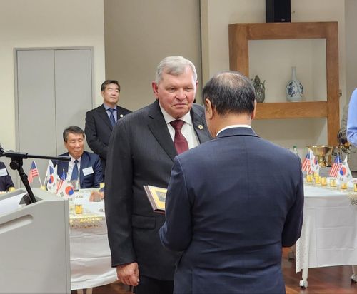 '잊지 못할 친구상' 받은 셔먼 전 사령관(워싱턴=연합뉴스) 강병철 특파원 = 미국 워싱턴DC의 주미 한국대사관에서 한미친선군민협의회의 주최로 열린 '한국의 밤' 행사에서 제임스 셔먼 전 사령관이 '잊지 못할 친구상'을 받고 있다. 2024.10.15. soleco@yna.co.kr