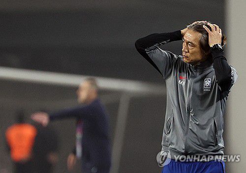 경기 지켜보는 홍명보 감독(용인=연합뉴스) 이지은 기자 = 15일 경기도 용인미르스타디움에서 열린 북중미월드컵 아시아 지역 3차 예선 B조 4차전 대한민국 대 이라크의 경기.      홍명보 감독이 후반전 경기를 지켜보고 있다. 이날 경기는 대한민국이 3대2로 이겼다. 2024.10.15 photo@yna.co.kr