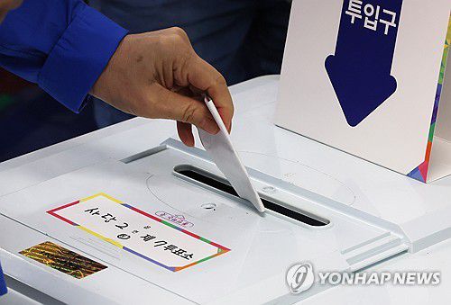 소중한 한 표(서울=연합뉴스) 이정훈 기자 = 서울시교육감 보궐선거 본투표일인 16일 오전 서울 동작구 사당2동 제7투표소에서 한 시민이 투표하고 있다. 2024.10.16 uwg806@yna.co.kr