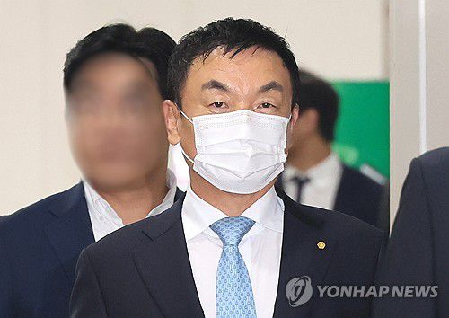 권오수 전 도이치모터스 회장, 항소심 선고공판 출석(서울=연합뉴스) 이정훈 기자 = 권오수 전 도이치모터스 회장이 12일 서울 서초구 서울고등법원에서 열린 '주가조작 의혹' 2심 선고 공판에 출석하고 있다. 2024.9.12 uwg806@yna.co.kr