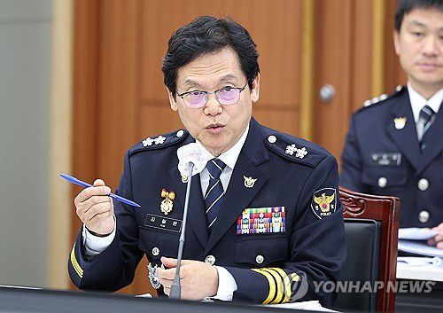 질의에 답변하는 김철문 경북경찰청장(안동=연합뉴스) 윤관식 기자 = 김철문 경북경찰청장이 17일 오후 경북 안동시 경북경찰청에서 열린 국회 행정안전위원회의 경북경찰에 대한 국정감사에서 질의에 답변하고 있다. 2024.10.17 psik@yna.co.kr