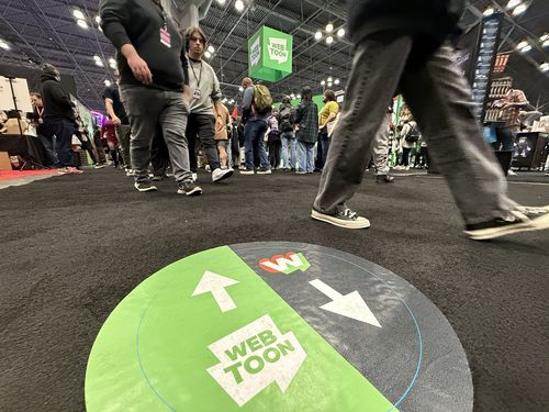 코믹콘 전시장 바닥의 네이버웹툰 부스 안내표시(뉴욕=연합뉴스) 이지헌 특파원 = 17일(현지시간) 미국 뉴욕에서 개막한 '뉴욕 코믹콘(NYCC) 2024' 행사장 바닥의 네이버웹툰 부스 안내표시.2024.10.17 pan@yna.co.kr