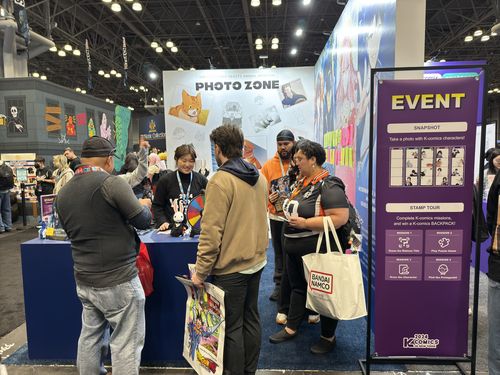 뉴욕 코믹콘 한국공동관의 콘텐츠랩블루 부스(뉴욕=연합뉴스) 이지헌 특파원 = 17일(현지시간) 미국 뉴욕에서 개막한 '뉴욕 코믹콘(NYCC) 2024'의 한국공동관 내 콘텐츠랩블루 홍보부스에서 관람객들이 전시물을 둘러보고 있다. 2024.10.17 pan@yna.co.kr