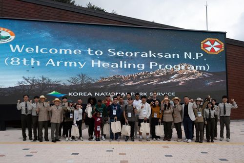 주한미군 초청 프로그램 참가자 단체 사진[설악산국립공원사무소 제공.재판매 및 DB금지]