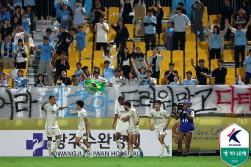 동점골 넣은 에드가(왼쪽에서 세 번째)[한국프로축구연맹 제공. 재판매 및 DB 금지]