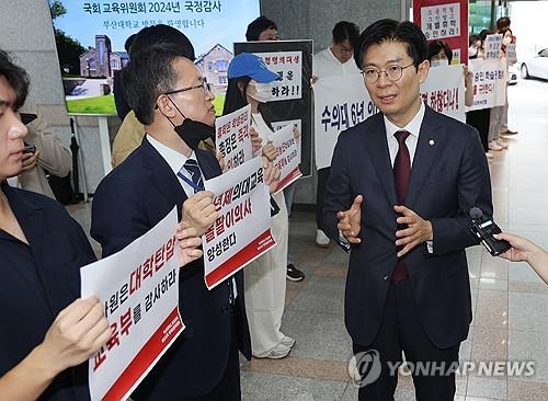 부산대의대 비대위 국감장 앞에서 시위(부산=연합뉴스) 강선배 기자 = 국회 교육위원회의 부산대, 경상국립대, 부산대병원, 부산대치과병원, 경상국립대병원 등 5개 기관에 대한 국정감사를 앞둔 18일 오후 부산 금정구 부산대 대학본부 로비에서 '부산대학교 의과대학 비상대책위원회' 소속 학생과 교수 등이 피켓 시위를 연 가운데 국민의힘 조정훈 감사반장이 학생 및 교수들과 대화하고 있다. 2024.10.18 sbkang@yna.co.kr