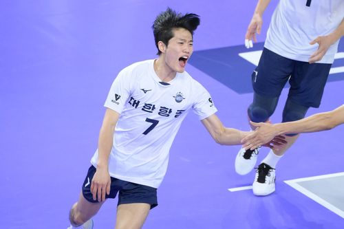 환호하는 대한항공 이준(서울=연합뉴스) 대한항공 이준이 19일 인천 계양체육관에서 열린 프로배구 남자부 개막전 OK저축은행과의 홈 경기에서 득점한 뒤 기뻐하고 있다. [한국배구연맹 제공. 재판매 및 DB 금지]