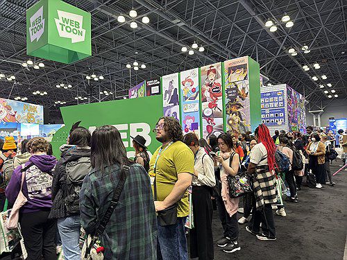 네이버웹툰 전시장의 작가 사인회 대기줄(뉴욕=연합뉴스) 이지헌 특파원 = 17일(현지시간) 미국 뉴욕에서 개막한 '뉴욕 코믹콘(NYCC) 2024' 네이버웹툰 부스에서 열린 작가 사인회에 팬들이 줄지어 대기하고 있다. 2024.10.18 pan@yna.co.kr