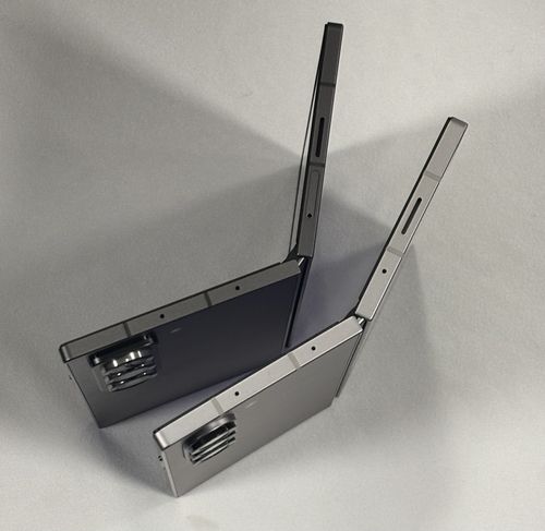 갤럭시 Z 폴드 스페셜 에디션 두께 비교(서울=연합뉴스) 조현영 기자 = 갤럭시 Z 폴드6(오른쪽)보다 1.5㎜ 얇은 갤럭시 Z 폴드 스페셜 에디션(왼쪽). hyun0@yna.co.kr 2024.10.21