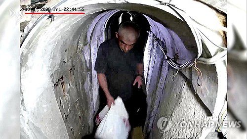 하마스 수장 야히야 신와르지난 19일(현지시간) 이스라엘군은 하마스 수장 야히야 신와르가 생전에 한 땅굴을 지나가는 모습을 담은 영상을 공개했다. 2024.10.21 [로이터 연합뉴스 자료사진. 재판매 및 DB 금지]