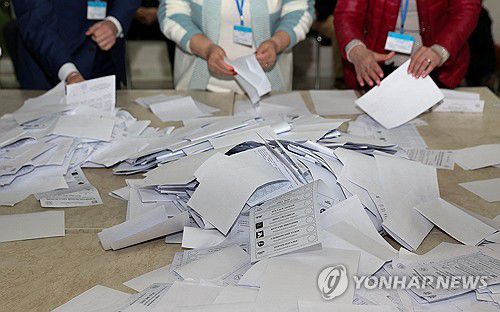 몰도바 선거(키시너우 로이터=연합뉴스) 20일(현지시간) 몰도바 선거 위원회가 표를 집계하고 있다. 2024.10.21