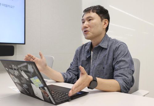 인터뷰하는 이영곤 토스증권 리서치센터장(서울=연합뉴스) 이재희 기자 = 이영곤 토스증권 리서치센터장이 지난 21일 서울 강남구 토스증권에서 연합뉴스와 인터뷰를 하고 있다. 2024.10.22 2024.10.23