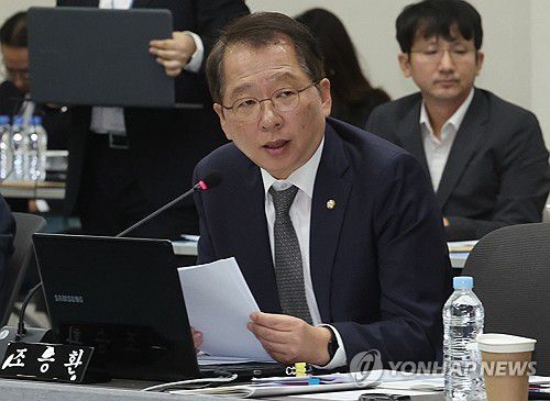 질의하는 조승환 의원(부산=연합뉴스) 강선배 기자 = 국민의힘 조승환 의원이 22일 부산 연제구 부산시청에서 열린 국회 행정안전위원회의 부산시에 대한 국정감사에서 질의하고 있다. 2024.10.22 sbkang@yna.co.kr