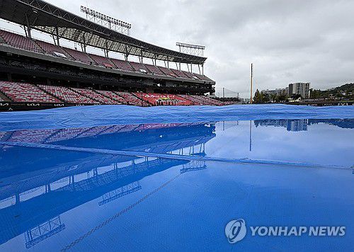 '또 연기'(광주=연합뉴스) 이지은 기자 = 22일 광주 기아챔피언스필드에서 재개될 예정이었던 2024 신한 SOL 뱅크 KBO 한국시리즈 KIA 타이거즈-삼성 라이온즈의 1차전과 2차전이 그라운드 사정과 비 예보로 인해 모두 취소됐다. 사진은 이날 그라운드에 펼쳐진 방수포. 2024.10.22 jieunlee@yna.co.kr