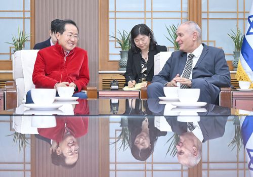 홍준표 대구시장과 라파엘 하르파즈 이스라엘 대사(대구=연합뉴스) 홍준표 대구시장과 라파엘 하르파즈(사진 오른쪽) 주한 이스라엘 대사가 22일 대구시장실에서 환담을 나누고 있다. 2024.10.23. [대구시 제공.재판매 및 DB 금지] (끝)