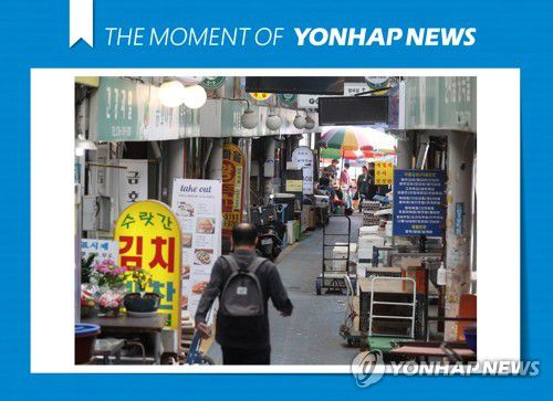 [모멘트] 당정, 소상공인ㆍ자영업자 370만명에 '600만원+α' 지원 합의(서울=연합뉴스) 류효림 기자 = 당정은 11일 코로나 영업제한으로 피해를 본 소상공인·자영업자 370만명을 대상으로 1인당 최소 600만원씩 지급하기로 했다. 국민의힘 권성동 원내대표는 이날 오전 국회 당정 협의 후 브리핑에서 "모든 자영업자·소상공인, 매출액 30억원 이하 중기업까지 370만명에게 최소 600만원을 지급해달라고 요청했다"며 "정부에서 그 부분은 수용했다"고 말했다. 사진은 이날 오후 서울 시내 전통시장 모습. 2022.5.11 [THE MOMENT OF YONHAPNEWS] ryousanta@yna.co.kr