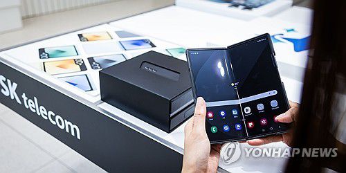 SKT, 갤럭시 Z폴드 스페셜 에디션 출시(서울=연합뉴스) SK텔레콤이 삼성전자의 폴더블 스마트폰 '갤럭시 Z폴드 스페셜 에디션(Galaxy Z Fold Special Edition)'을 오는 25일부터 공식 출시한다고 21일 밝혔다. 사진은 모델이 갤럭시 Z폴드 스페셜 에디션을 사용하는 모습. 2024.10.21 [SKT 제공. 재판매 및 DB 금지] photo@yna.co.kr