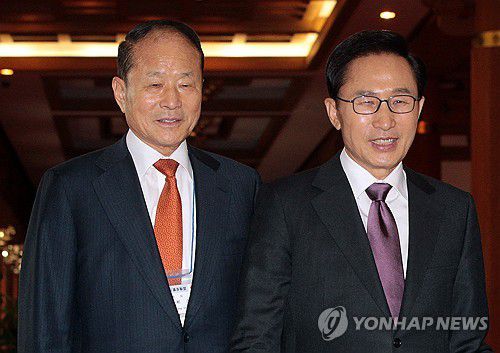 이상득 전 국회부의장 별세(서울=연합뉴스) 이상득 전 국회부의장이 23일 숙환으로 별세했다. 향년 89세. 이 전 부의장은 서울대병원에서 입원 치료 중이었던 것으로 전해졌다. 장례식장은 서울아산병원.      사진은 동생인 이명박 전 대통령과 지난 2011년 청와대에서 함께 이동하는 이상득 전 부의장. 2024.10.23 [연합뉴스 자료사진] hihong@yna.co.kr