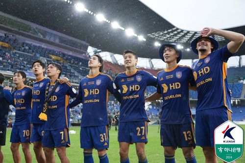 서포터스들과 함께 승리를 기뻐하는 울산 선수들 [한국프로축구연맹 제공. 재판매 및 DB 금지]