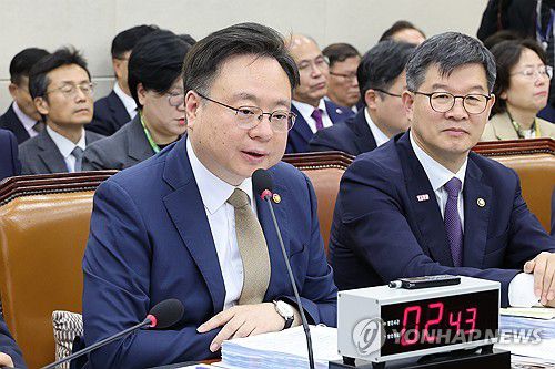 답변하는 조규홍 보건복지부 장관(서울=연합뉴스) 김주성 기자 = 조규홍 보건복지부 장관이 23일 오전 국회에서 열린 보건복지위원회의 보건복지부와 질병관리청, 식품의약품안전처 등에 대한 국정감사에서 위원 질의에 답하고 있다. 2024.10.23 utzza@yna.co.kr