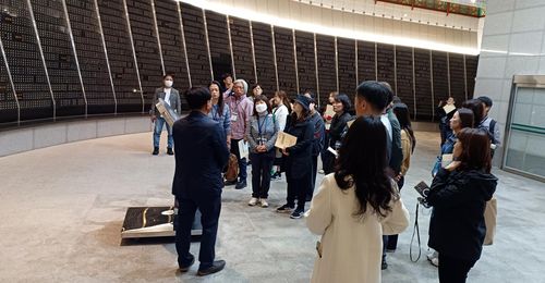 제주4·3평화공원 내 위패봉안소 찾은 경남 교원들[제주도교육청 제공. 재판매 및 DB 금지]