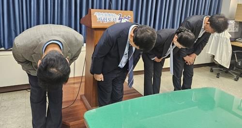 고개 숙인 군산시의원[군산시의회 제공. 재판매 및 DB금지]