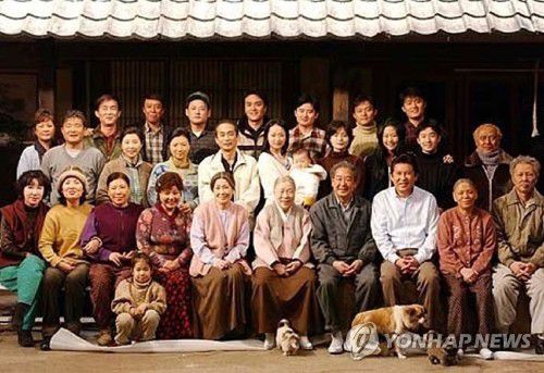 드라마 '전원일기'드라마 '전원일기' 출연진. 고인이 된 배우 김수미는 앞줄 오른쪽에서 두 번째. [MBC플러스 제공. 재판매 및 DB 금지]