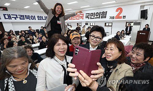 대구서 지지자 만나는 한동훈 대표(대구=연합뉴스) 윤관식 기자 = 국민의힘 한동훈 대표가 25일 오후 대구 수성구 국민의힘 대구시당을 찾아 대구여성정치아카데미 회원들과 셀카를 찍고 있다. 2024.10.25 psik@yna.co.kr