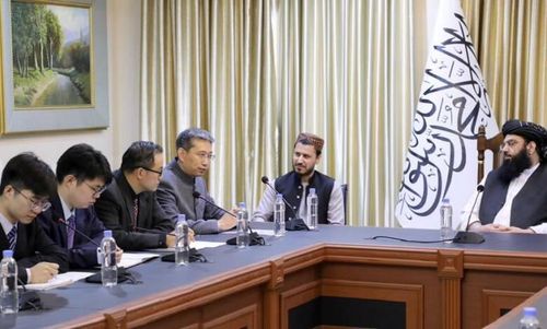 카비르 아프간 부총리(오른쪽)과 회담하는 자오 중국 대사(왼쪽에서 네번째)[아프간 국영 박타르 뉴스통신 캡처. 재판매 및 DB 금지]