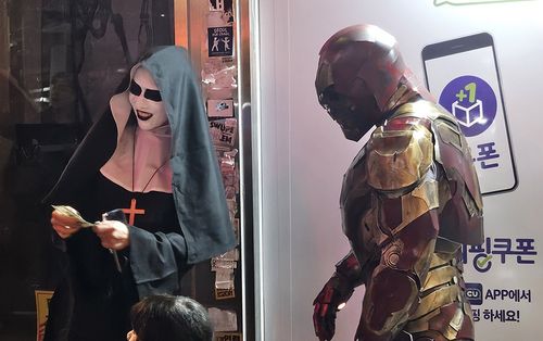 핼러윈 복장으로 이태원을 찾은 시민들[촬영 박형빈]