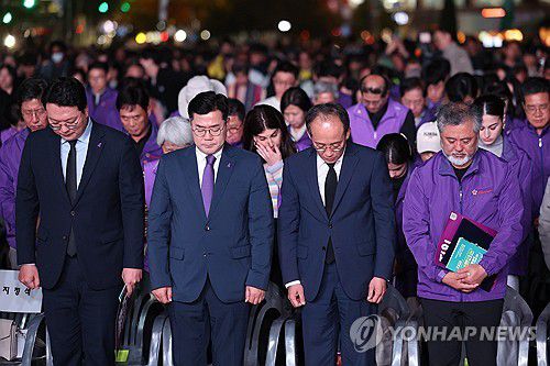 이태원 참사 2주기 추모의 묵념(서울=연합뉴스) 임화영 기자 = 이정민 10·29 이태원 참사 유가족협의회 운영위원장(오른쪽부터), 국민의힘 추경호 원내대표, 더불어민주당 박찬대 원내대표, 개혁신당 천하람 원내대표가 26일 오후 서울 중구 서울광장 인근에서 열린 10·29 이태원 참사 2주기 시민추모대회에서 묵념하고 있다. 2024.10.26 hwayoung7@yna.co.kr