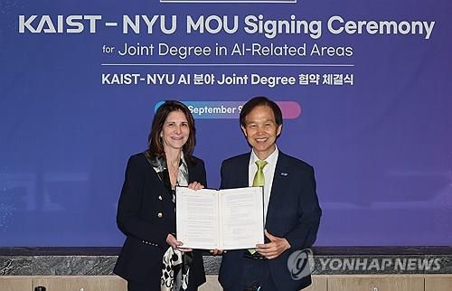 KAIST-NYU AI 분야 공동 학위제 협약 체결식지난 9월 9일 오후 서울 종로구 포시즌스 호텔에서 열린 KAIST-NYU 인공지능(AI) 분야 공동 학위제 협약 체결식에서 이광형 KAIST 총장(오른쪽)과 린다 밀스 뉴욕대학교 총장이 협약서를 들고 기념 촬영을 하고 있다. [연합뉴스 자료사진]