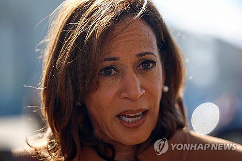 미시간주 도착해 기자들 질문에 답하는 해리스[로이터=연합뉴스.재판매 및 DB금지]