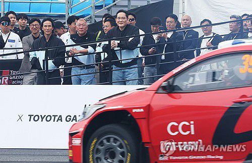 연습 장면 바라보는 정의선-이재용-조현범(용인=연합뉴스) 홍기원 기자 = 27일 오후 경기도 용인시 에버랜드 스피드웨이에서 열린 '현대 N x 토요타 가주 레이싱(Hyundai N x TOYOTA GAZOO Racing) 페스티벌'에서 정의선 현대자동차그룹 회장과 이재용 삼성전자 회장, 조현범 한국타이어 회장이 연습 장면을 바라보고 있다. 2024.10.27 xanadu@yna.co.kr