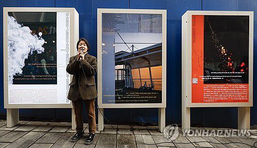 작품 소개하는 권은비 작가(서울=연합뉴스) 김성민 기자 = 권은비 작가가 28일 서울 용산구 이태원 참사 골목 '10.29 기억과 안전의길'에서 열린 새로운 10·29 이태원 참사 기억과 안전의 길 빌보드 개막식에서 작품 소개를 하고 있다. 2024.10.28 [공동취재] ksm7976@yna.co.kr