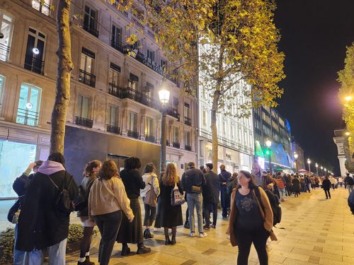 개막식 찾은 관객들(파리=연합뉴스) 송진원 특파원 = 29일(현지시간) 열린 제19회 파리한국영화제 개막식에 참석하려는 관객들이 샹젤리제 거리에 있는 퓌블리시스 시네마 앞에 길게 줄서 있다. san@yna.co.kr 2024.10.29.