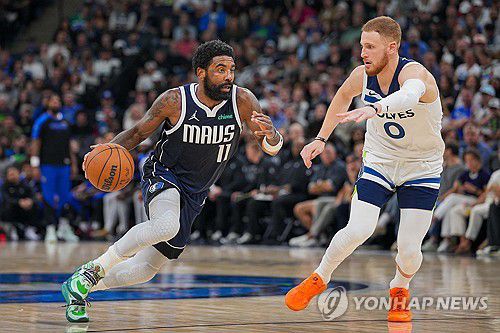 공격을 시도하는 댈러스 어빙(왼쪽)[로이터=연합뉴스] Mandatory Credit: Brad Rempel-Imagn Images