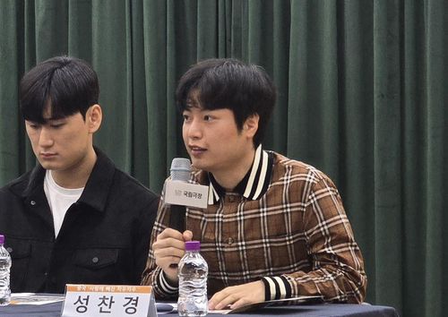 작곡가 성찬경(서울=연합뉴스) 임순현 기자 = 작곡가 성찬경이 31일 국립극장에서 열린 '음악 오디세이: 천하제일상' 기자간담회에서 취재진 질문에 답변하고 있다. 2024.10.31 hyun@yna.co.kr