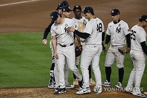 7회초 교체되는 게릿 콜[EPA=연합뉴스]