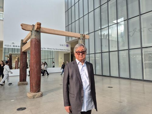 이강소 작가 (서울=연합뉴스) 황희경 기자 = 31일 국립현대미술관 서울관에서 열린 이강소 개인전 '풍래수면시' 기자간담회에서 참석한 이강소 작가. 전시는 11월1일 개막해 내년 4월 13일까지 계속된다. 2024.10.31.   zitrone@yna.co.kr