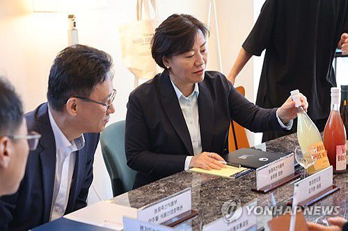 송미령 장관, 전통주 제조 현장 방문[농림축산식품부 제공. 재판매 및 DB 금지] photo@yna.co.kr